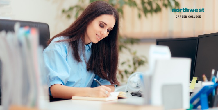 What is an Administrative Assistant in Business